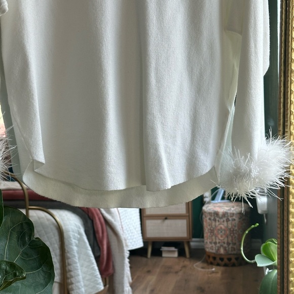 Bloomingdale’s Sioni Milano White Feathered Sweater. - Picture 5 of 7